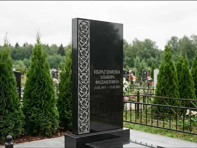 Мусульманский памятник — колонна ислими по краю стелы, работа «Ибрагимова» в Новом Уренгое