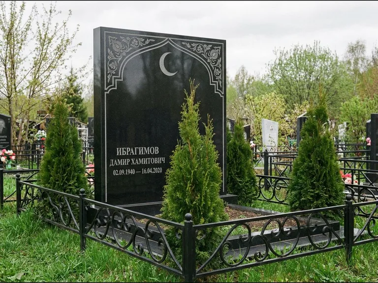 Памятник с гравировкой полумесяца — гравировка полумесяца в восточной арке с орнаментом, работа «Ибрагимов» в Новом Уренгое