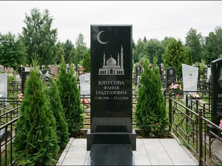 Памятник с гравировкой полумесяца — гравировка полумесяца над силуэтом мечети, работа «Юнусова» в Новом Уренгое