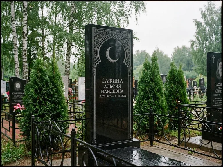 Памятник с гравировкой полумесяца — гравировка полумесяца в восточной арке с орнаментом, работа «Сафина» в Новом Уренгое