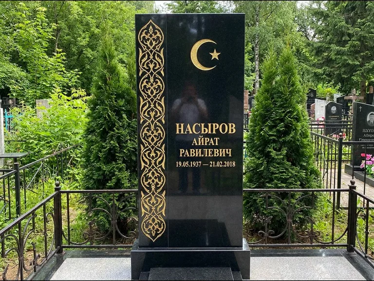 Памятник с гравировкой полумесяца — золочёный полумесяц и колонна растительного орнамента-ислими, работа «Насыров» в Новом Уренгое