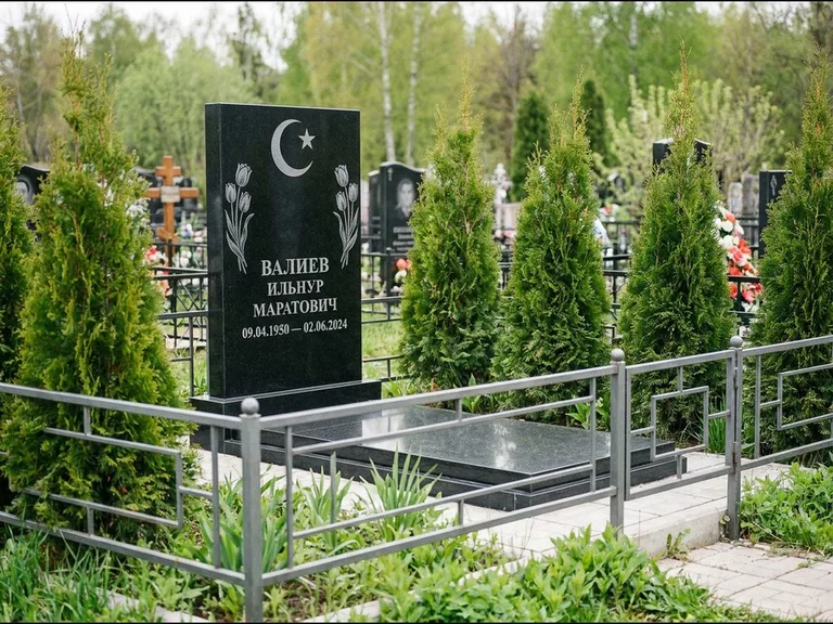 Памятник с гравировкой полумесяца — гравировка полумесяца со звездой и тюльпанами по бокам, работа «Валиев» в Новом Уренгое