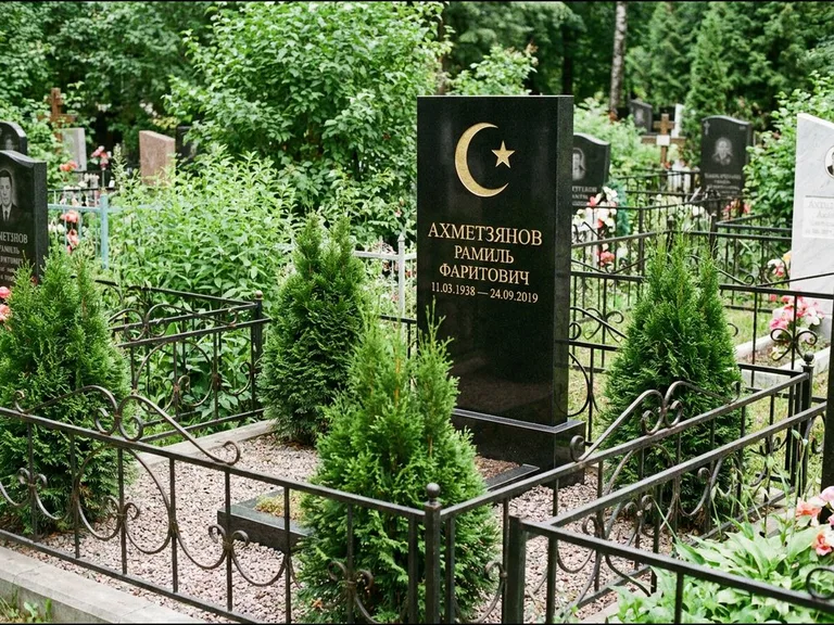 Памятник с гравировкой полумесяца — золочёная гравировка полумесяца со звездой в верхней части с, работа «Ахметзянов» в Новом Уренгое