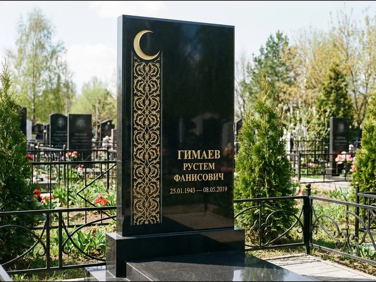 Памятник с гравировкой полумесяца — золочёный полумесяц и колонна растительного орнамента-ислими, работа «Гимаев» в Новом Уренгое