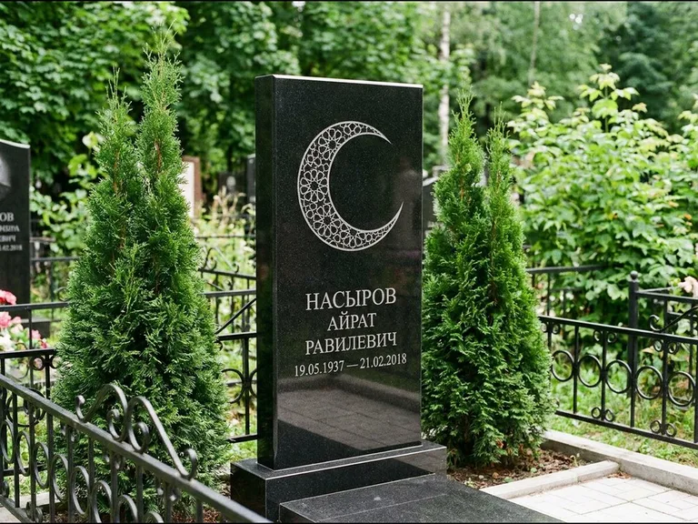 Памятник с гравировкой полумесяца — гравировка полумесяца в геометрическом орнаменте-гирихе, работа «Насыров» в Новом Уренгое