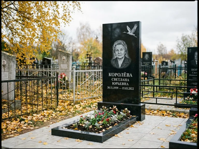 Памятник с гравировкой журавлей — белая гравировка клина журавлей, уходящего в верхний угол ст, работа «Королёва» в Новом Уренгое