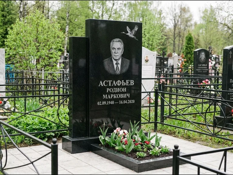 Памятник с гравировкой журавлей — гравировка одиночного летящего журавля над портретом, работа «Астафьев» в Новом Уренгое