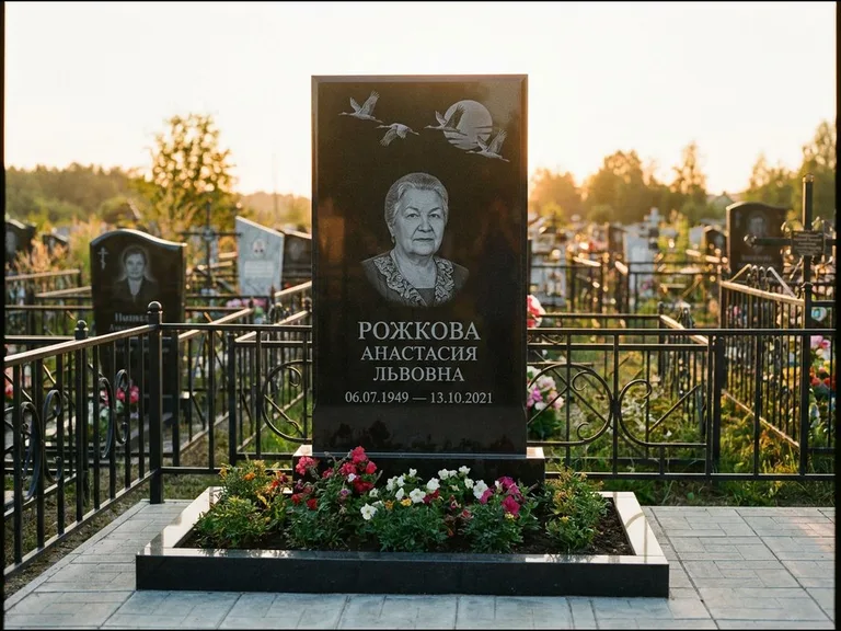 Памятник с гравировкой журавлей — гравировка клина журавлей на фоне солнечного диска, работа «Рожкова» в Новом Уренгое