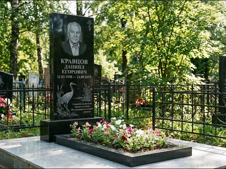 Памятник с гравировкой журавлей — гравировка журавля у камышей рядом с эпитафией, работа «Кравцов» в Новом Уренгое