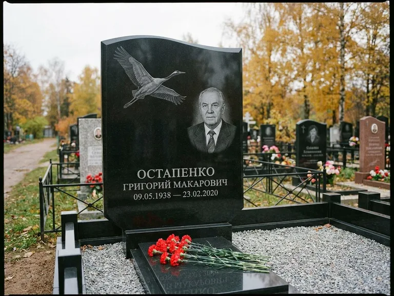 Памятник с гравировкой журавлей — гравировка журавлей, работа «Остапенко» в Новом Уренгое