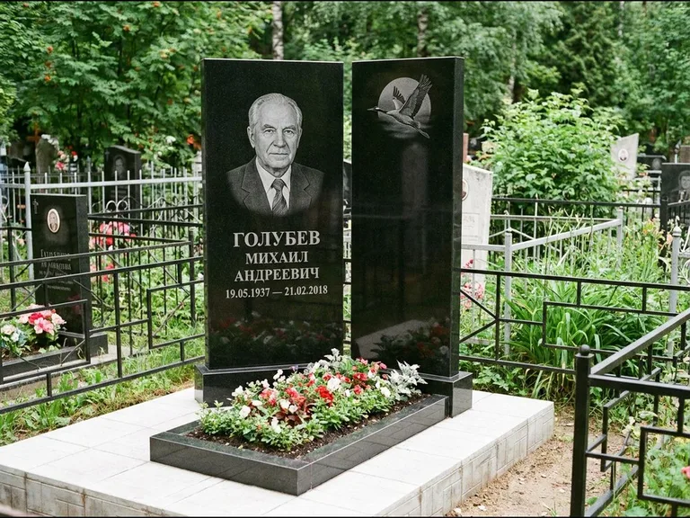 Памятник с гравировкой журавлей — гравировка клина журавлей на фоне солнечного диска, работа «Голубев» в Новом Уренгое