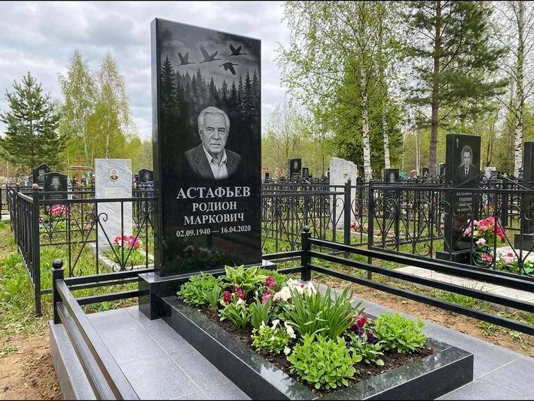 Памятник с гравировкой журавлей — гравировка силуэтов журавлей над еловым лесом, работа «Астафьев» в Новом Уренгое
