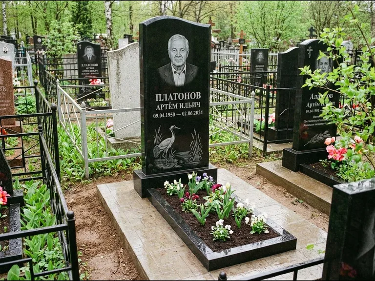 Памятник с гравировкой журавлей — гравировка журавля у камышей рядом с эпитафией, работа «Платонов» в Новом Уренгое
