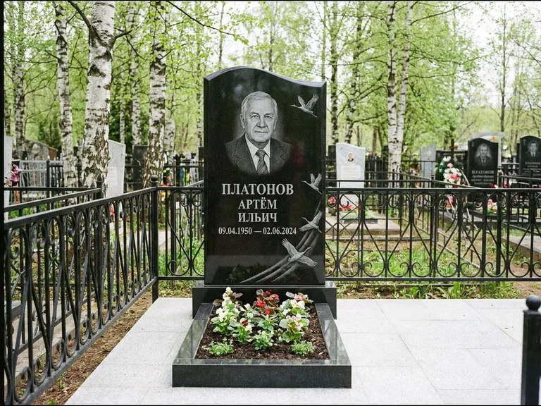 Памятник с гравировкой журавлей — гравировка трёх журавлей по диагонали через свободное поле с, работа «Платонов» в Новом Уренгое