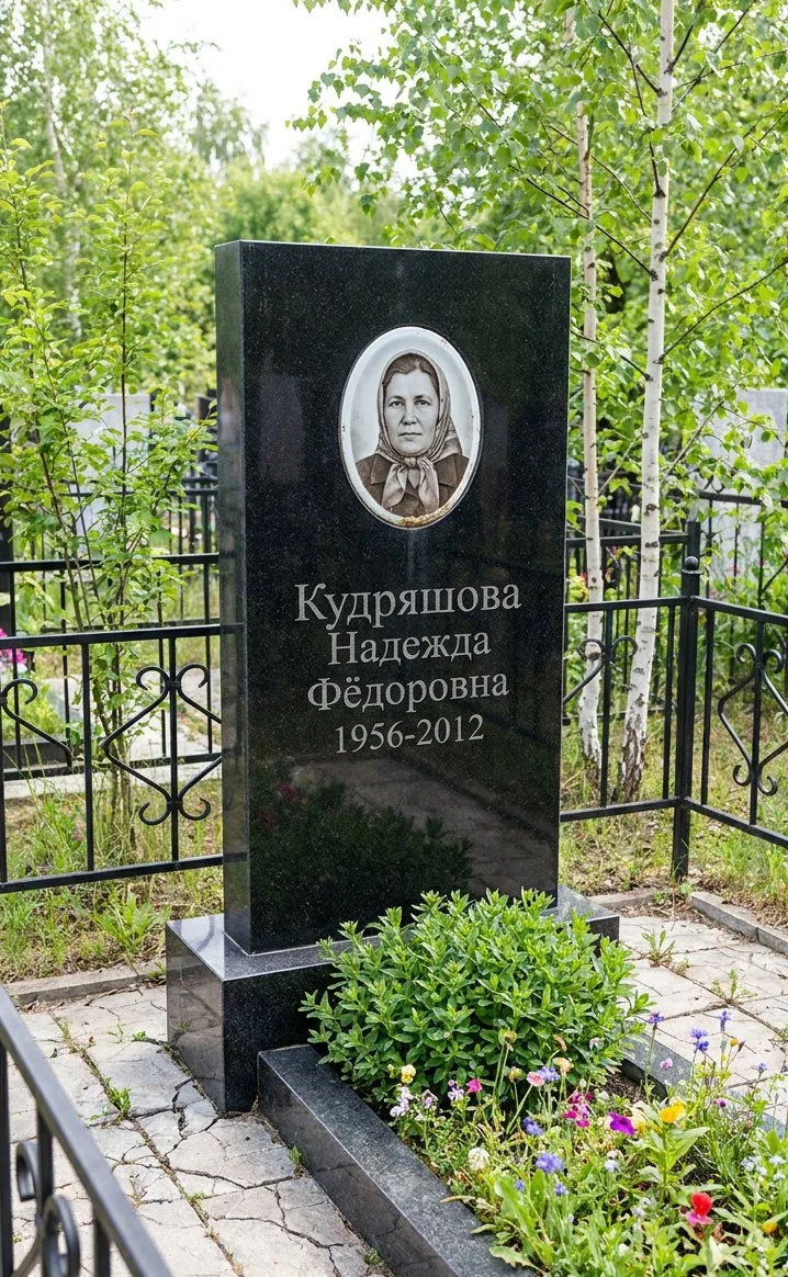 Памятник с портретом на свежем участке Юго-Западного кладбища