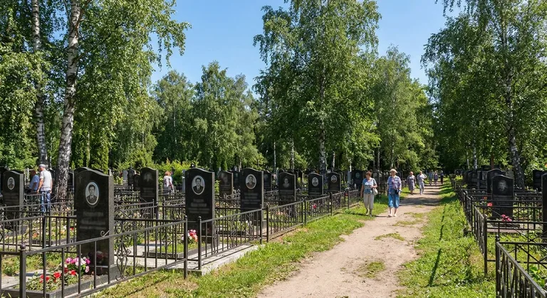 Аллея на Нижне-Исетском кладбище в Екатеринбурге
