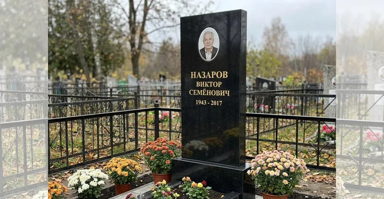 Памятник с оградой, Памятники мастерской «Мастер Каменев» на кладбищах Сочи