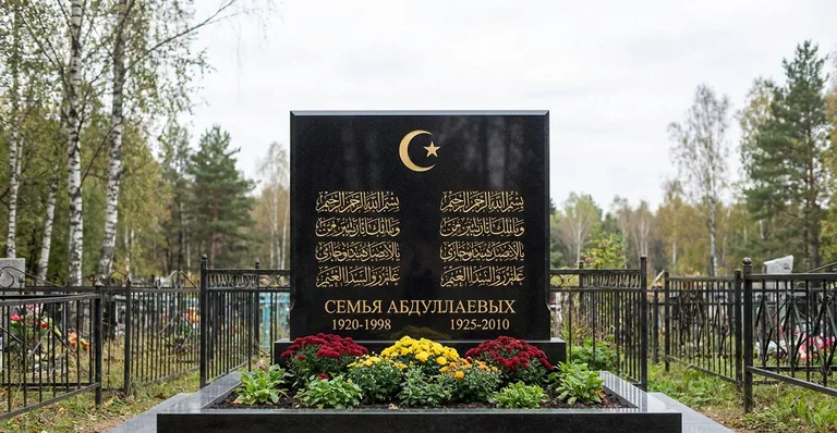 Мусульманский памятник с полумесяцем, Памятники мастерской «Мастер Каменев» на кладбищах Альметьевска