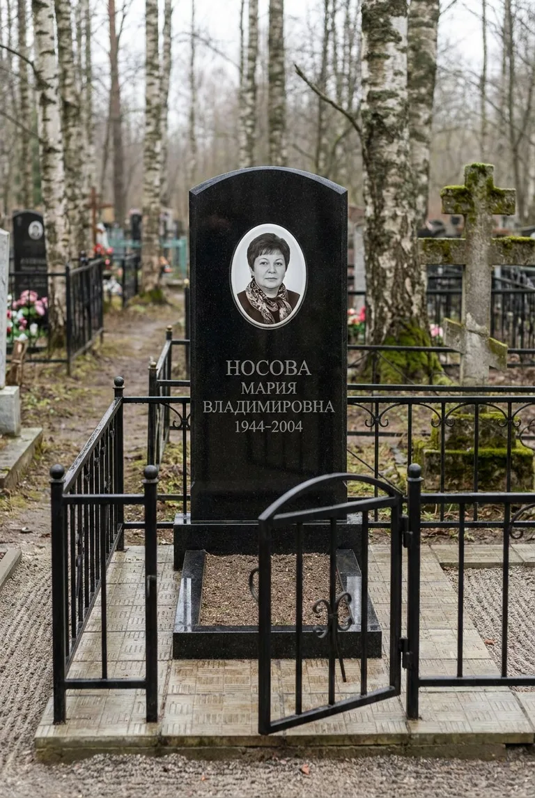Семейный памятник с оградой на Волковском кладбище