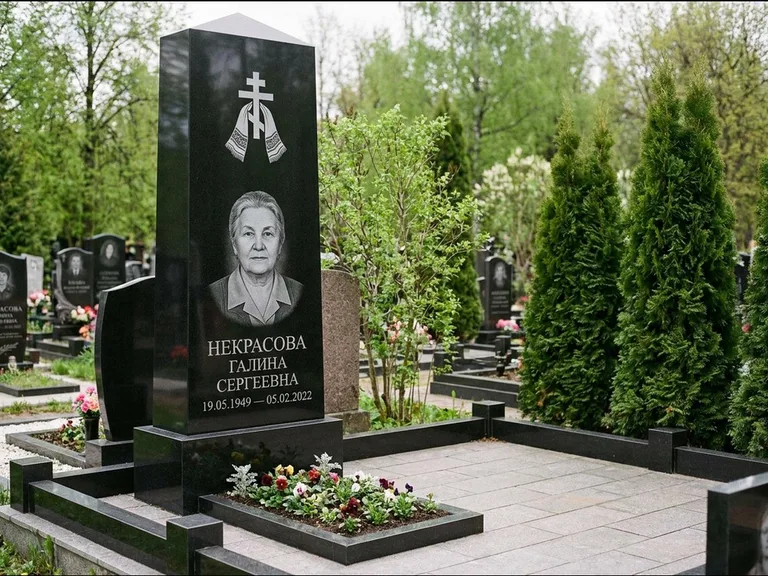 Памятник из чёрного гранита — стела-пилон с ажурным резным крестом, работа «Ерофеева» в Новом Уренгое