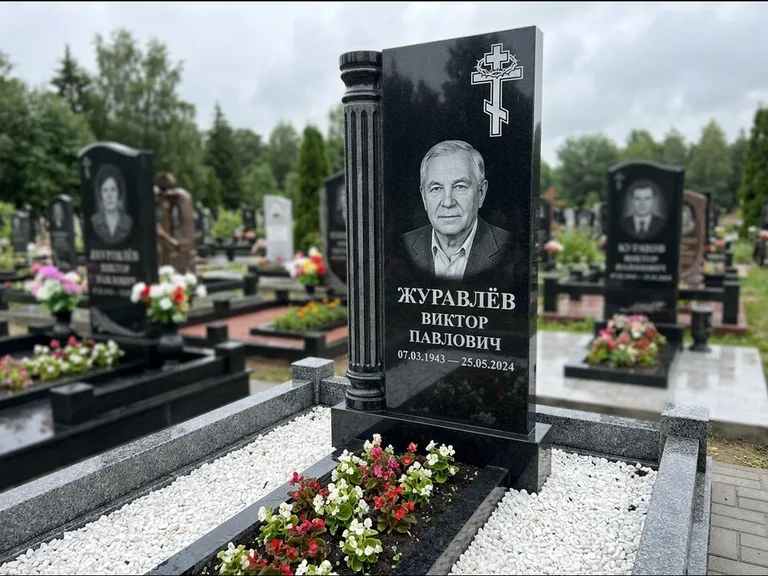 Памятник из чёрного гранита — семейный мемориал из двух стел с крестом с рушником, работа «Гущин» в Новом Уренгое
