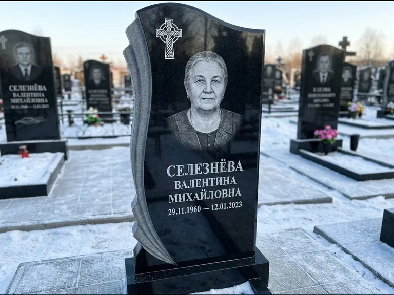 Памятник из чёрного гранита — восьмигранный обелиск с кельтским крестом, работа «Некрасова» в Новом Уренгое