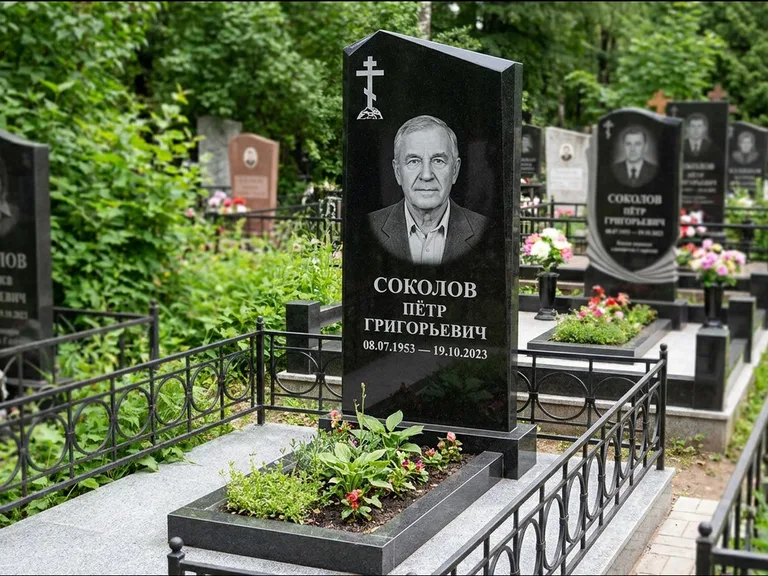 Памятник из чёрного гранита — полукруглая стела с крестом на Голгофе, работа «Журавлёв» в Новом Уренгое