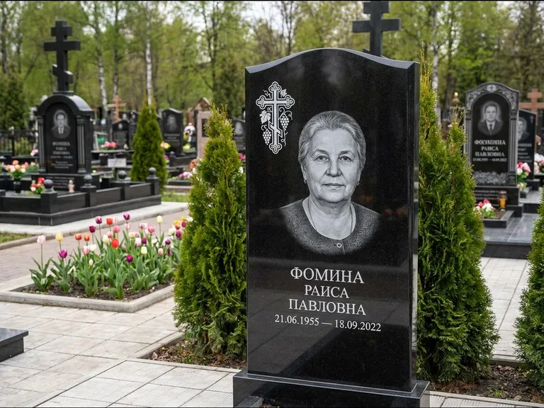 Памятник из чёрного гранита — двухцветная стела с крестом с распятием, работа «Одинцова» в Новом Уренгое