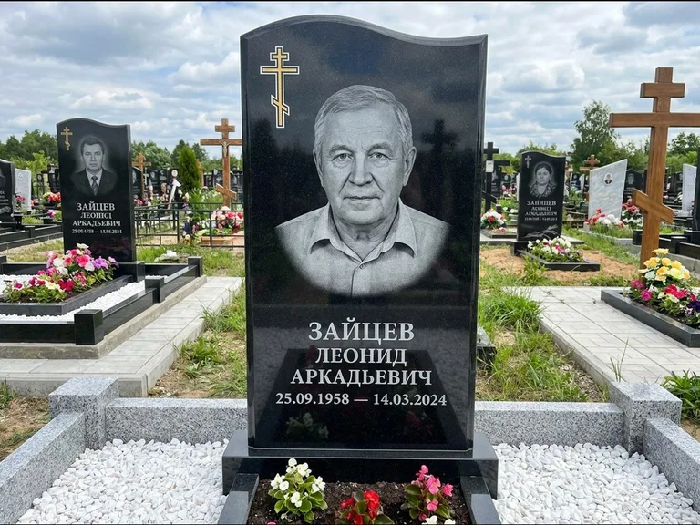 Памятник из чёрного гранита — горизонтальная семейная стела с аркой с процветшим крестом с виноградной лозой, работа «Верещагин» в Новом Уренгое