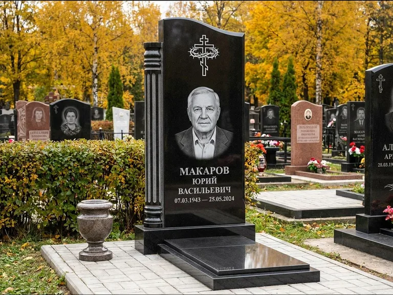 Памятник из чёрного гранита — асимметричная стела с крестом с рушником, работа «Панкратов» в Новом Уренгое
