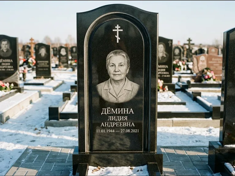 Памятник из чёрного гранита — стела-триптих с крестом с терновым венцом, работа «Ерофеева» в Новом Уренгое