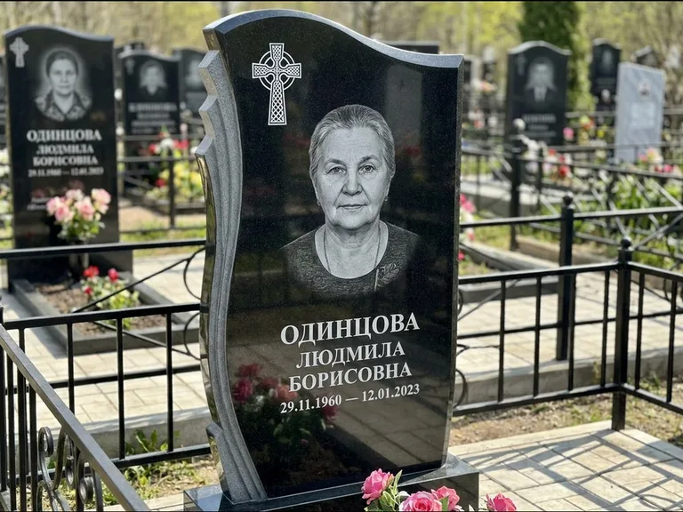 Памятник из чёрного гранита — стела с портретным овалом с кельтским крестом, работа «Савельева» в Новом Уренгое