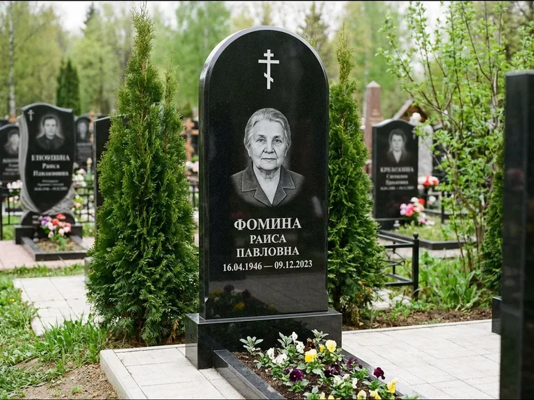 Памятник из чёрного гранита — вертикальная стела с латинским крестом, работа «Некрасова» в Новом Уренгое