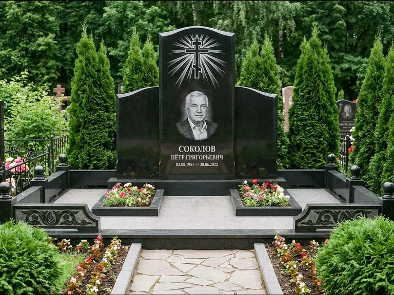 Памятник из чёрного гранита — низкая стела с крестом сбоку с золочёным крестом, работа «Верещагин» в Новом Уренгое