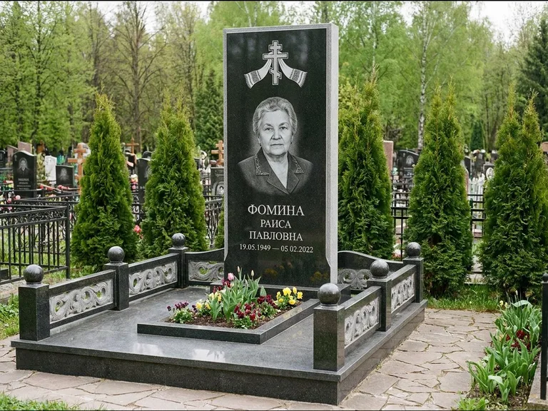 Памятник из чёрного гранита — семейный мемориал с ажурным резным крестом, работа «Мельникова» в Новом Уренгое