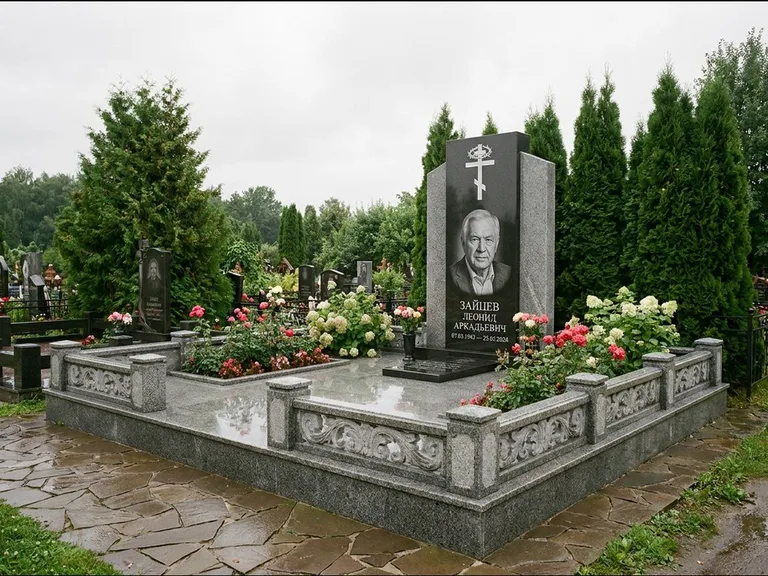 Памятник из чёрного гранита — стела с двумя портретами с крестом с рушником, работа «Богданов» в Новом Уренгое