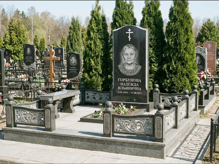 Памятник из чёрного гранита — стела с золочёным крестом с крестом с терновым венцом, работа «Селезнёва» в Новом Уренгое