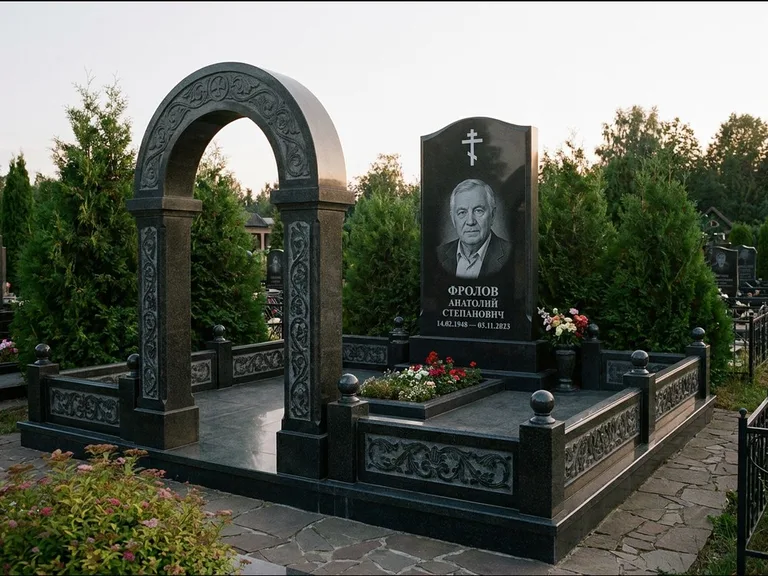 Памятник из чёрного гранита — высокая стела с процветшим крестом с православным восьмиконечным крестом, работа «Панкратов» в Новом Уренгое