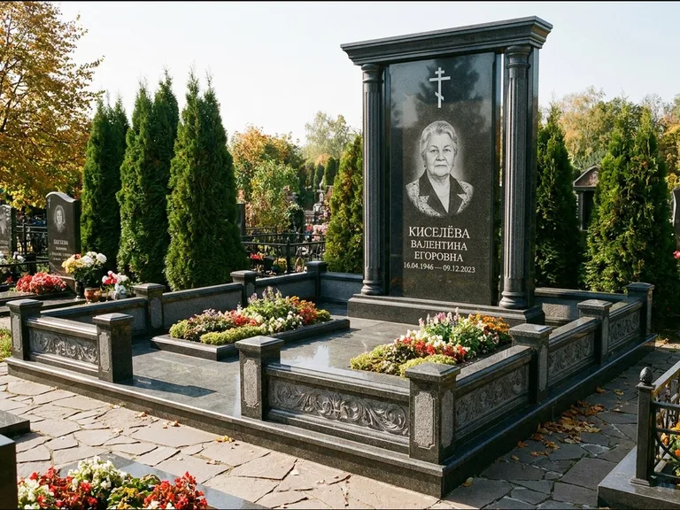 Памятник из чёрного гранита — стела с кельтским крестом с латинским крестом, работа «Ерофеева» в Новом Уренгое