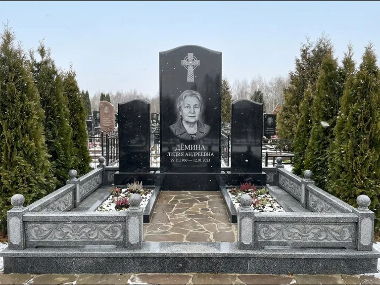 Памятник из чёрного гранита — стела с крестом и ветвью с кельтским крестом, работа «Лаврентьева» в Новом Уренгое