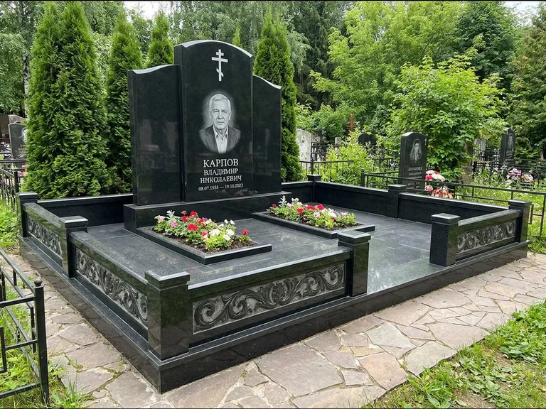 Памятник из чёрного гранита — двойная семейная стела с крестом на Голгофе, работа «Тихонов» в Новом Уренгое