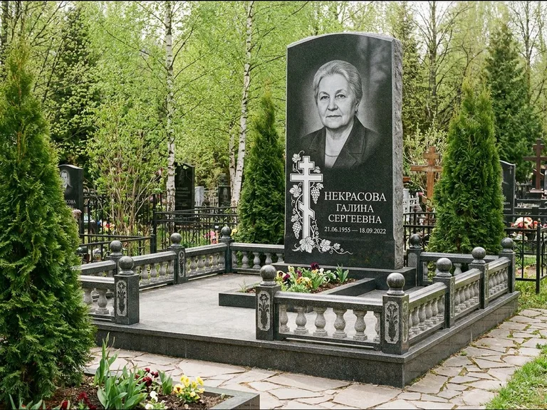 Памятник из чёрного гранита — стела с крестом и книгой с крестом с распятием, работа «Савельева» в Новом Уренгое