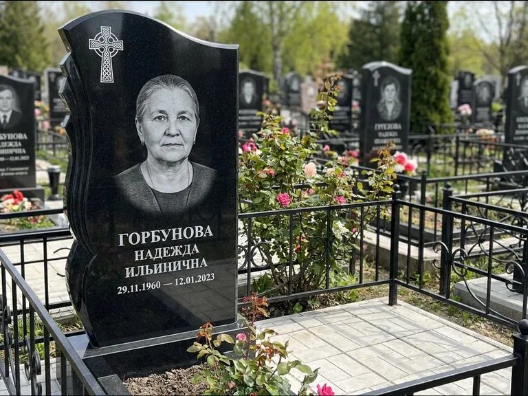Памятник из чёрного гранита — высокий обелиск с кельтским крестом, работа «Одинцова» в Новом Уренгое