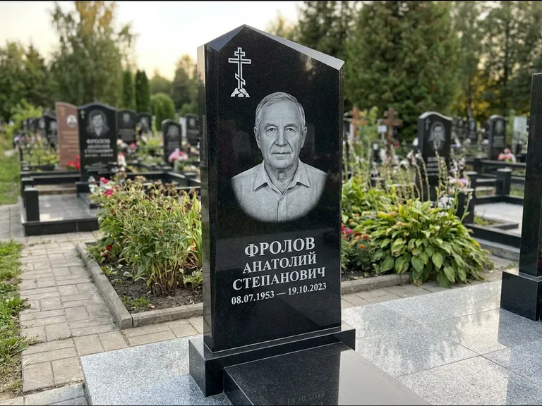 Памятник из чёрного гранита — стела со столиком и скамьёй с крестом на Голгофе, работа «Верещагин» в Новом Уренгое