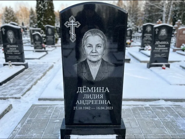 Памятник из чёрного гранита — стела домиком с крестом в лучах, работа «Селезнёва» в Новом Уренгое