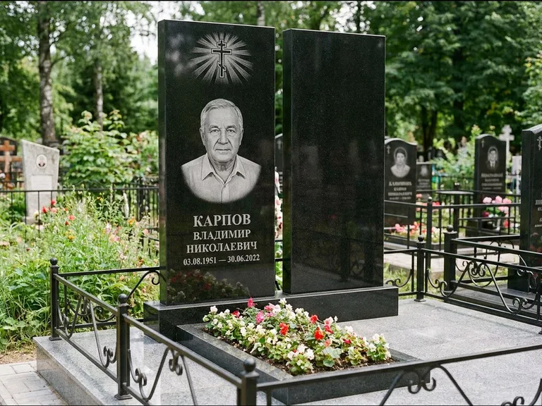 Памятник из чёрного гранита — ступенчатая стела с золочёным крестом, работа «Панкратов» в Новом Уренгое