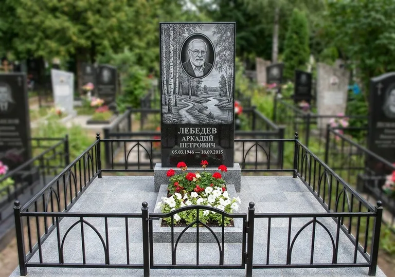 Памятник с гравировкой берёзовой рощи, портретом и надписью в Новом Уренгое
