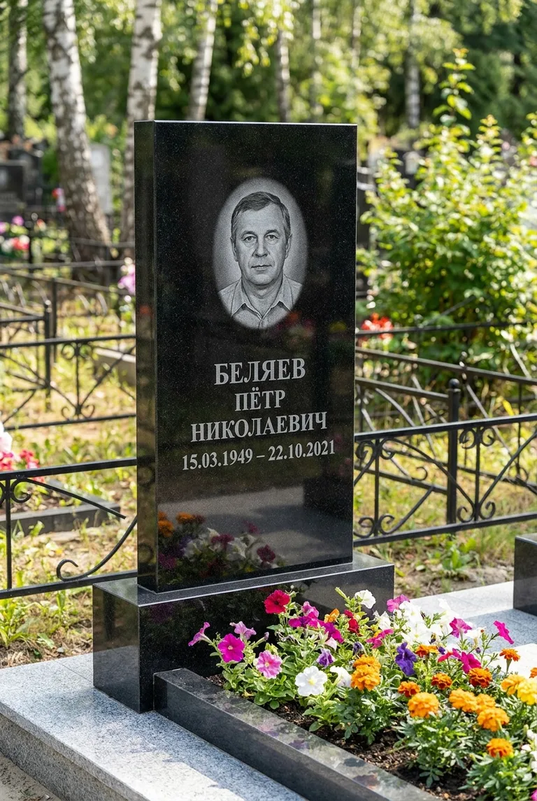 Вертикальный чёрный гранитный памятник под ключ с цветником в Новом Уренгое