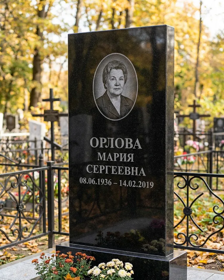 Вертикальный серый гранитный памятник под ключ, осень в Новом Уренгое