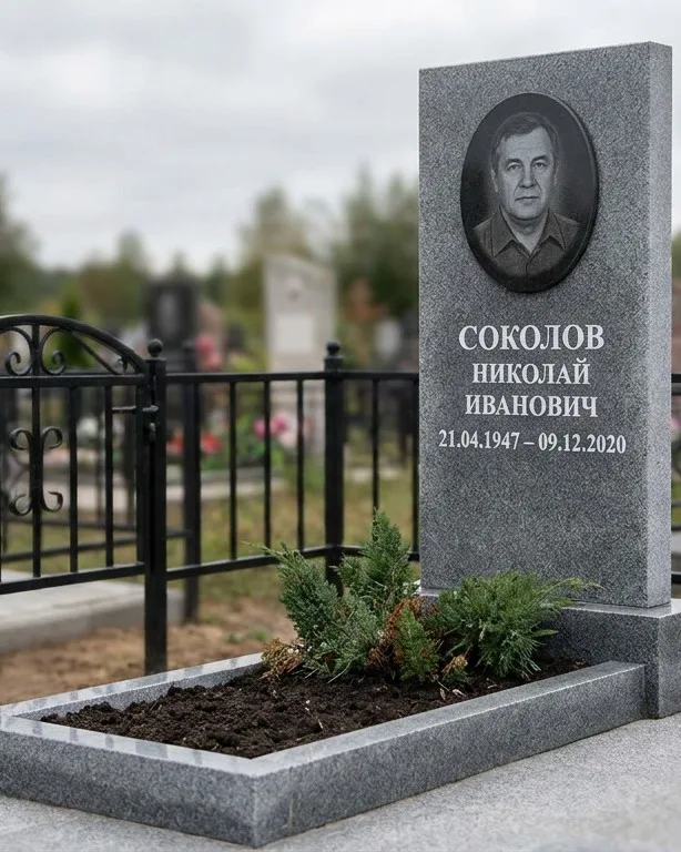 Чёрный памятник под ключ на гранитном цоколе в Новом Уренгое